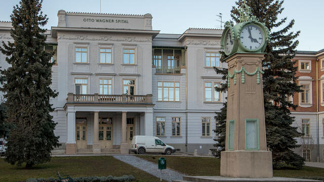 Eingangsbereich des Otto Wagner Areals mit Direktionsgebäude und Standuhr