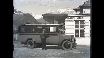 Historisches Fahrzeug am Bahnhof Schruns im Montafon