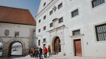 Personengruppe vor dem Innerberger Stadel im Rahmen einer Führung im Stadtmuseum Steyr