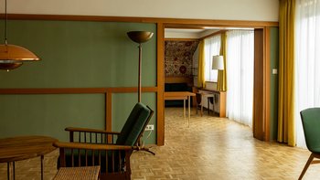 Wohnraum mit Durchblick zum Arbeits- und Schlafplatz