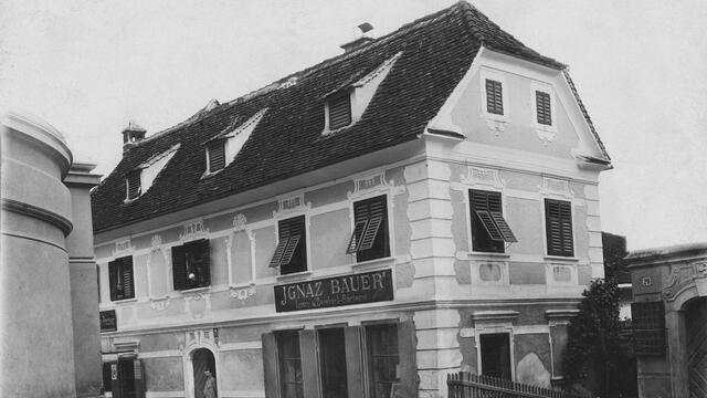 Festivalpublikum im Innenhof der Michaeligasse 10 beim Haus Lebt Festival.
