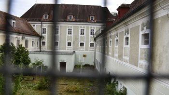 Großen Innenhof mit dem eigens abgetrenntem Bereich für die Häftlinge
