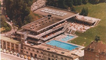 Eine Außenansicht des Felsenbades in Bad Gastein, 1968