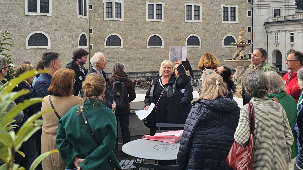 Besucher:innen bei einem Vortrag