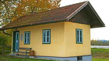 das alte Mauthaus in Marchtrenk, ein gelbes Gebäude