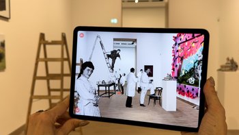 Blick auf Tablet mit Augmented Reality App Künstlerhaus Experience vor Saal im Künstlerhaus