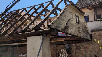 Dachstuhl des Stadls wird per Kran gehoben – Sanierung Michaeligasse 10, Hartberg, 2026.