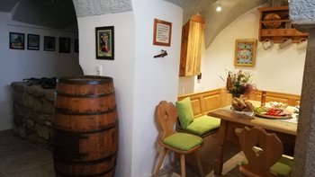 Das Braumeisterstüberl mit dem Brunnen im Vorhaus des Altstadthauses Waaggasse 27