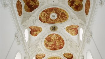 Ein Blick auf die Sepia-Grisaillemalerien in der Klosterkirche ©Bundesdenkmalamt