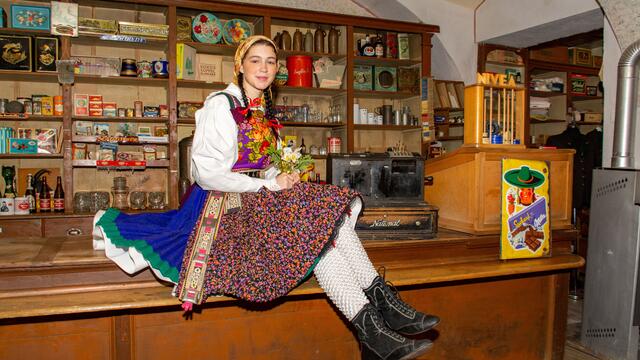 Greißlerei und Gailtaler Tracht
