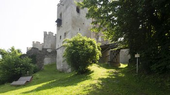 Burgruine Kirchschlag, Torhaus mit Brücke und "Frauenkäfig"