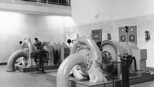 Historischer Kraftwerker mit Wasserkraftmaschine