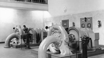 Historischer Kraftwerker mit Wasserkraftmaschine