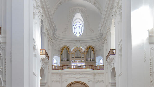 Ein Blick in die lichtdurchflutete Kollegienkirche mit Blick zur Orgelempore