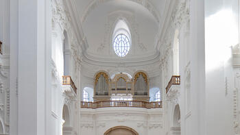 Ein Blick in die lichtdurchflutete Kollegienkirche mit Blick zur Orgelempore