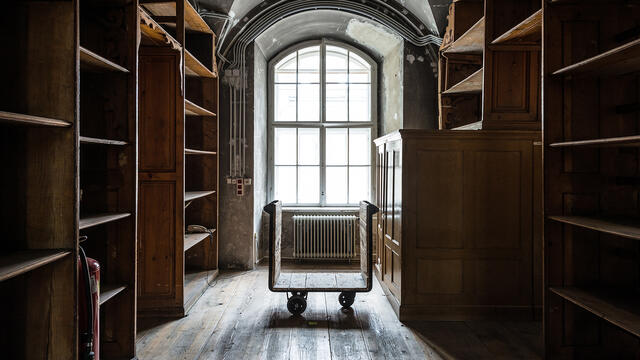 Raum mit Originalregalen im Literaturmuseum