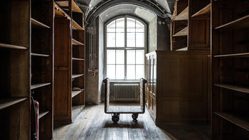 Raum mit Originalregalen im Literaturmuseum