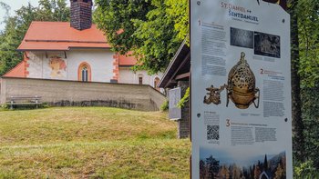 Gracarca St. Daniel/Šentajel Detailansicht mit Informationstafel