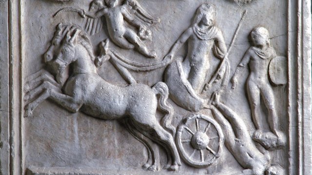Römerzeitliches Grabbaurelief aus Marmor mit der Darstellung der Schleifung des Hektor durch Achilles