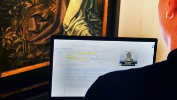 Diözesankonservatorin speichert beschreibende Daten zu einem Kunstwerkt aus dem 16. Jht. im Computer