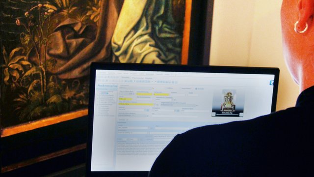 Diözesankonservatorin speichert beschreibende Daten zu einem Kunstwerkt aus dem 16. Jht. im Computer