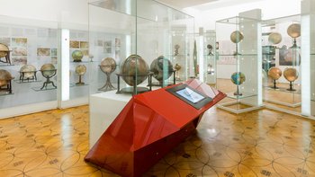 Zwei Globen und ein Bildschirm eines digitalen Globus im Globenmuseum