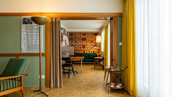 Blick in den Arbeits und Schlafbereich in der ehemaligen Wohnung der Architektin