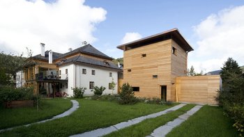 Das Bärenhaus mit dem Bibliotheksturm