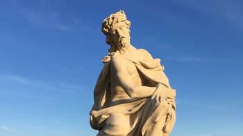 Steinfigur auf Sockel