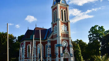 Evangelische Kirche Villach Stadtpark mit Kunststelen