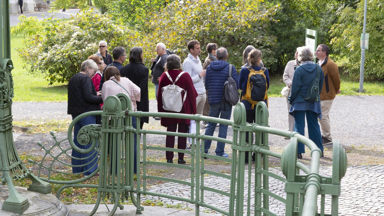 Besucher:innen vor einem Geländer