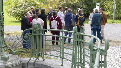 Besucher:innen vor einem Geländer