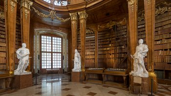 Ansicht von historischen Bücherschränken im Prunksaal, in dem Teile der „Bibliotheca Eugeniana“ aufgestellt sind © ÖNB/Pichler