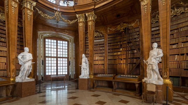Ansicht von historischen Bücherschränken im Prunksaal, in dem Teile der „Bibliotheca Eugeniana“ aufgestellt sind © ÖNB/Pichler