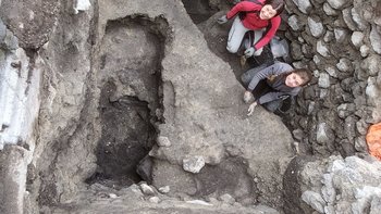 Für Laien etwas verwirrend; doch für Fachleute ein höchst informativer Blick hinab in die archäologische Grabung bei der Süd-Konche.