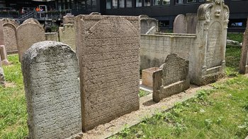 Einzelne restaurierte Grabdenkmäler