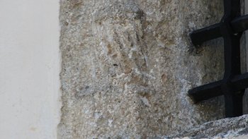 Phallus-förmiger Fasen-Anlauf an der Nordfassade von Schloss Sigmundsried