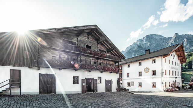 Ensemble Historischer Kirchenwirt und denkmalgeschützter Samerstall