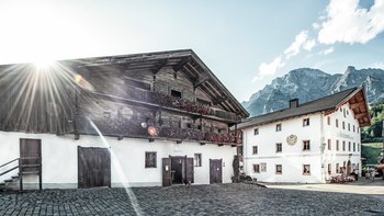 Ensemble Historischer Kirchenwirt und denkmalgeschützter Samerstall