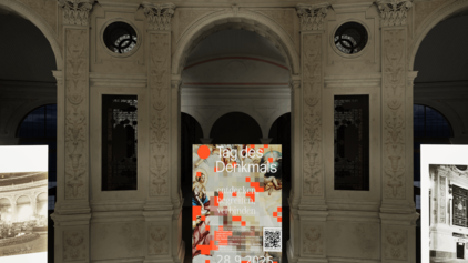 Beleuchtetes Plakat der Veranstaltung