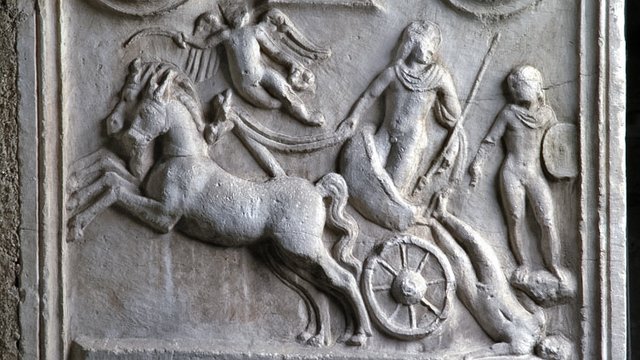 Römerzeitliches Grabbaurelief mit der Darstellung der Schleifung des Hektor durch Achilles an der Fassade des Doms in Maria Saal