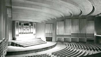 Das Konzerthaus wurde 1974 von den Wiener Philharmonikern unter Herbert von Karajan eröffnet.