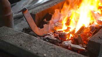 Das Schmiedefeuer lodert.