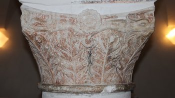 Schloss Sigmundsried: Renaissance-Kapitell in der OG-Halle (Motive: Delphine, Akanthus), rot eingefärbter Laaser Marmor,