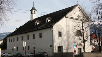 Nordseite der Kapuzinerkirche mit den Fenstern der Eremitage im Obergeschoß
