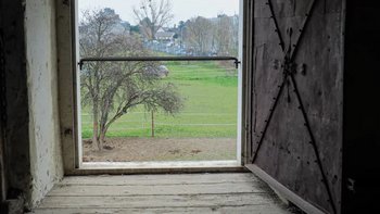 Sicht auf das Gelände mit historischem Portal