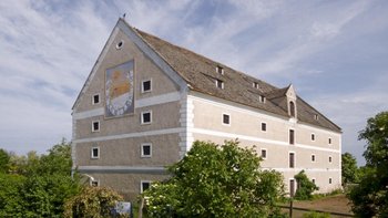 Sicht auf das Gelände mit historischem Portal
