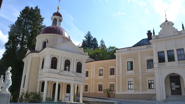 Schloss Neubruck mit Töpperkapelle