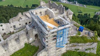 Außenansicht der Sanierung des Hohen Stocks der Burg Ehrenberg