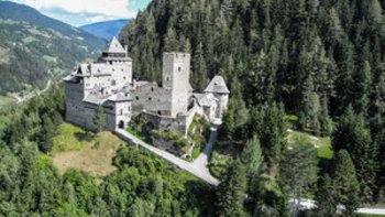 Seitenansicht der Burg Finsergrün von der Talseite her